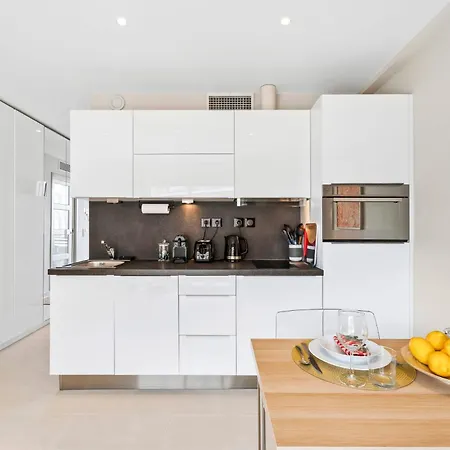 Downtown Modern 1-br Apartment *