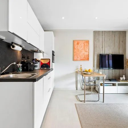Downtown Modern 1-br Apartment *